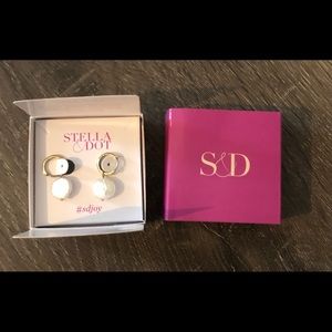 Essential Pearl Earring NWT